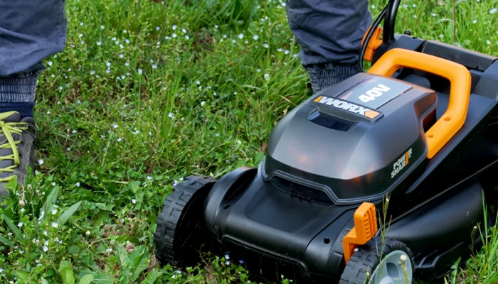 Cordless lawn moweR 40V with 2x2.5 Ah batteries and charger